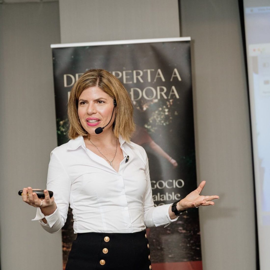 Rocío impartiendo una formación